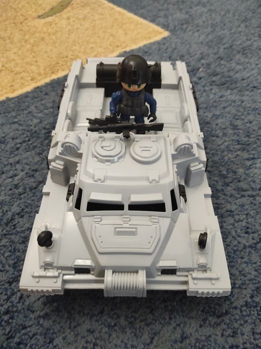 Танк с танкистом