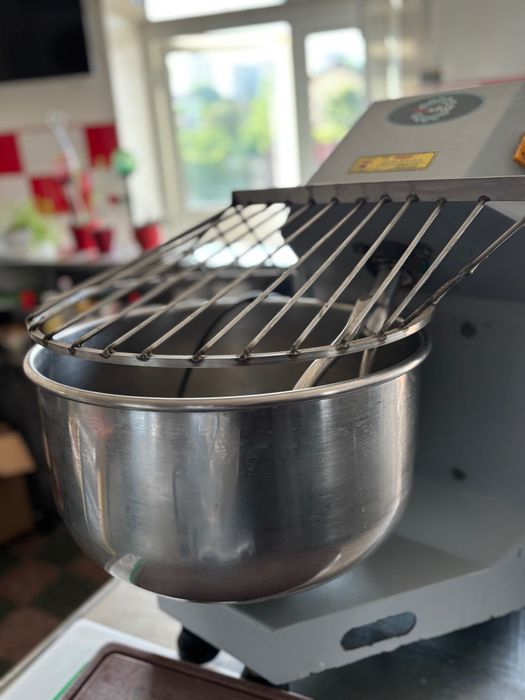 Mixer profesional pentru aluat – de vânzare