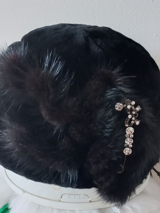 Продам шляпу Норка и шапки.