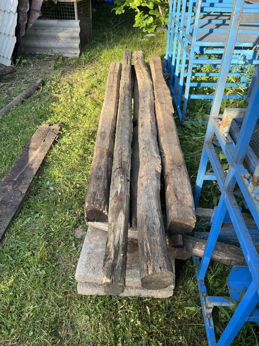 Grinzi uscate de stejar de peste 100 ani.