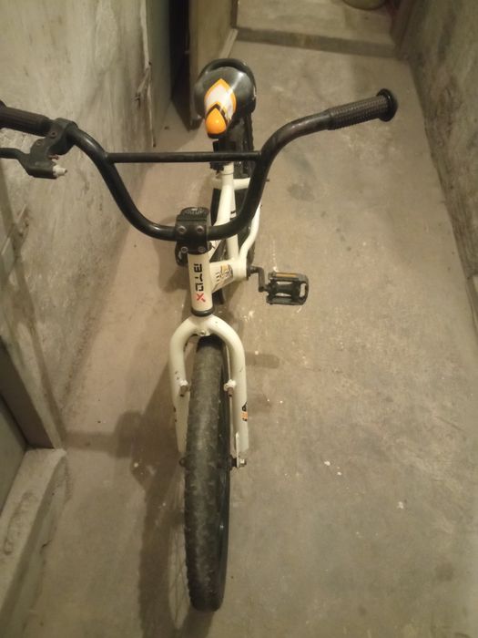 Детско колело и топки