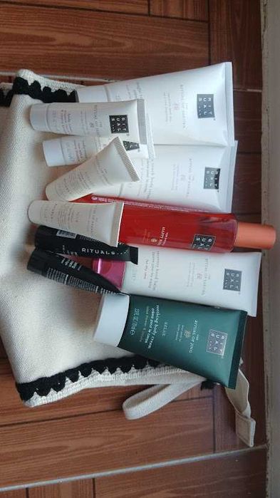 Set Rituals si geanta cosmetica