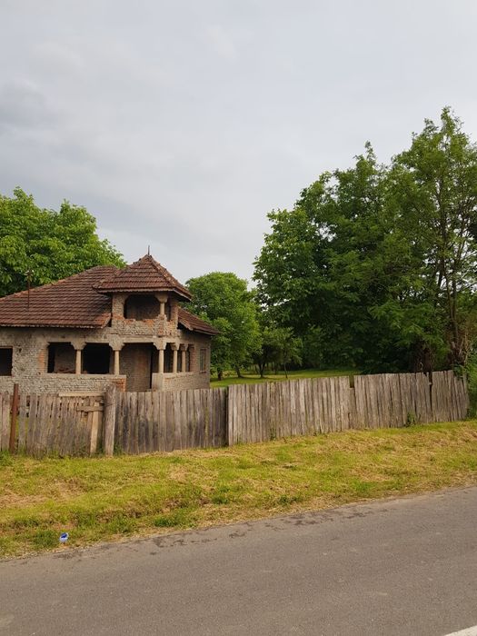 Vând casă batraneasca + teren intravilan în Comuna Danesti