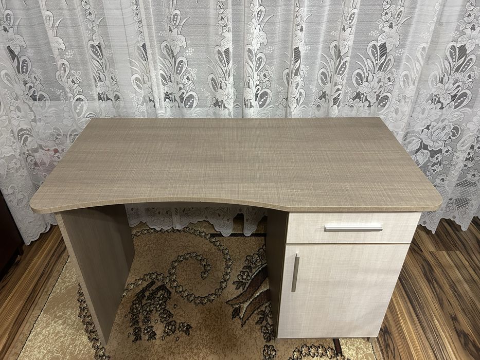 Продавам ученическо бюро много запазено