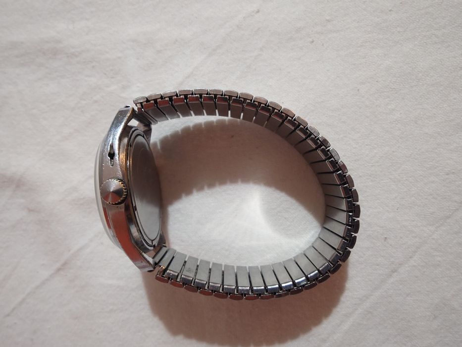 Слава с ден и дата - съветски механичен часовник , с ръчно навиване.