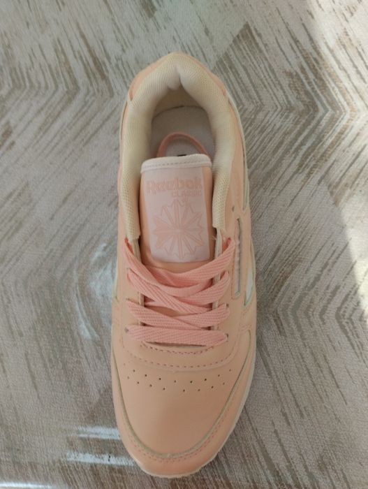 Кроссовки женские