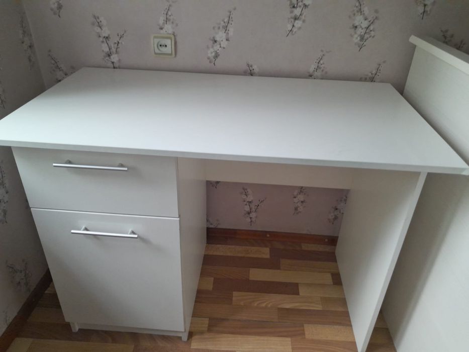 Продам Стол белый письменный