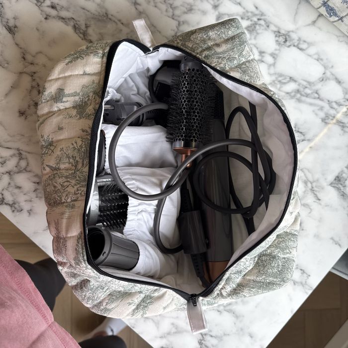 Geantă organizatoare pentru ustensile de coafat precum Dyson Airwrap