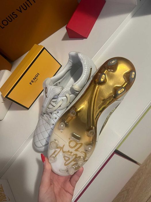 Vând ghete fotbal ediție limitată