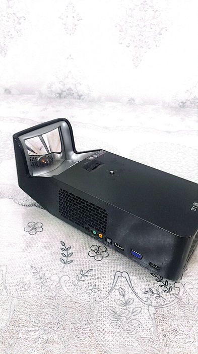 Проектор сотилади  PF 1000 U модел