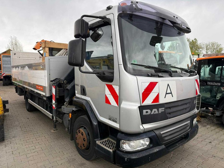 Autoutilitara DAF LF 45.160 Hybrid cu macarea Palfinger