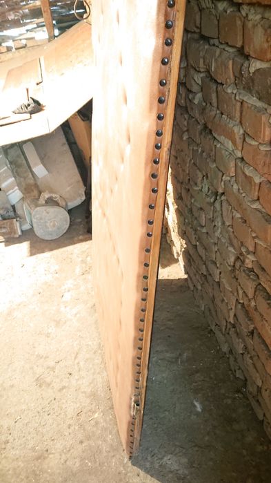 Здрава ,масивна ,тапицирана врата.