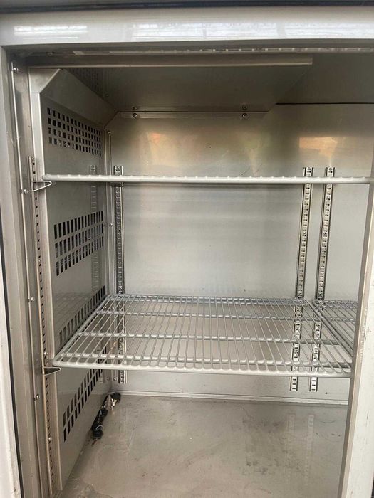 Vitrina frigorifica (Masa rece cu rafturi)