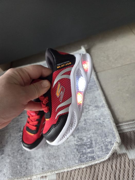 Adidasi skechers bebe marimea 22 cu luminite