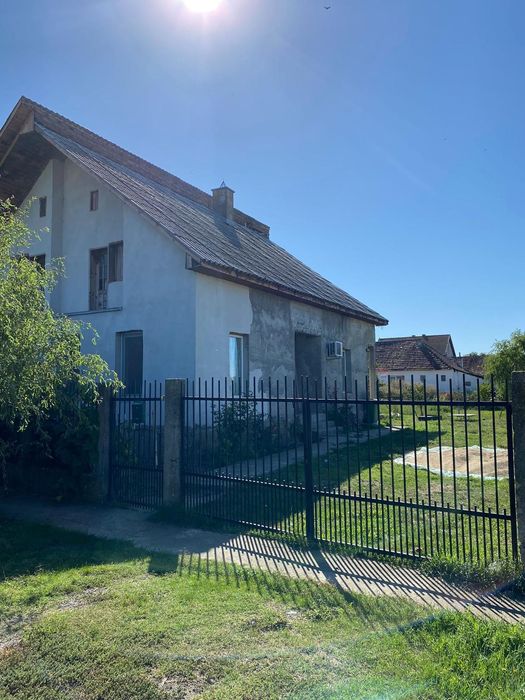 Casa cu doua fronturi stradale  la 15 km de Timisoara