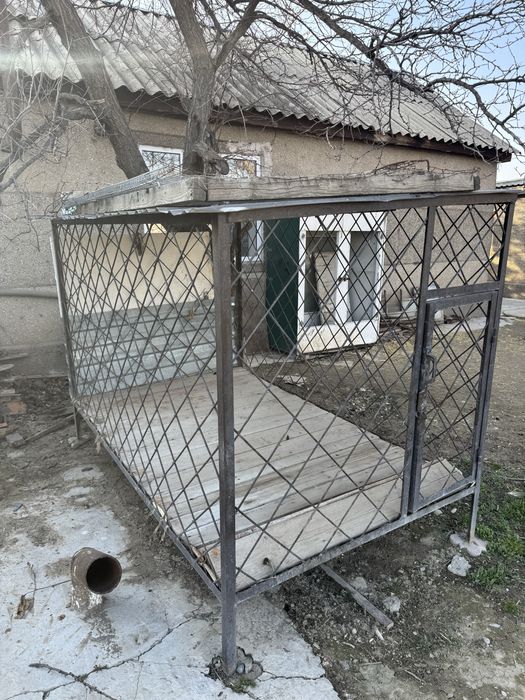 Вольер железный.