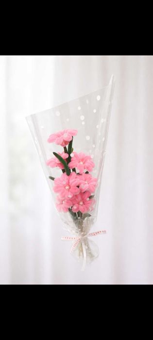 Buchet delicat de flori roz – handmade, gata de oferit .