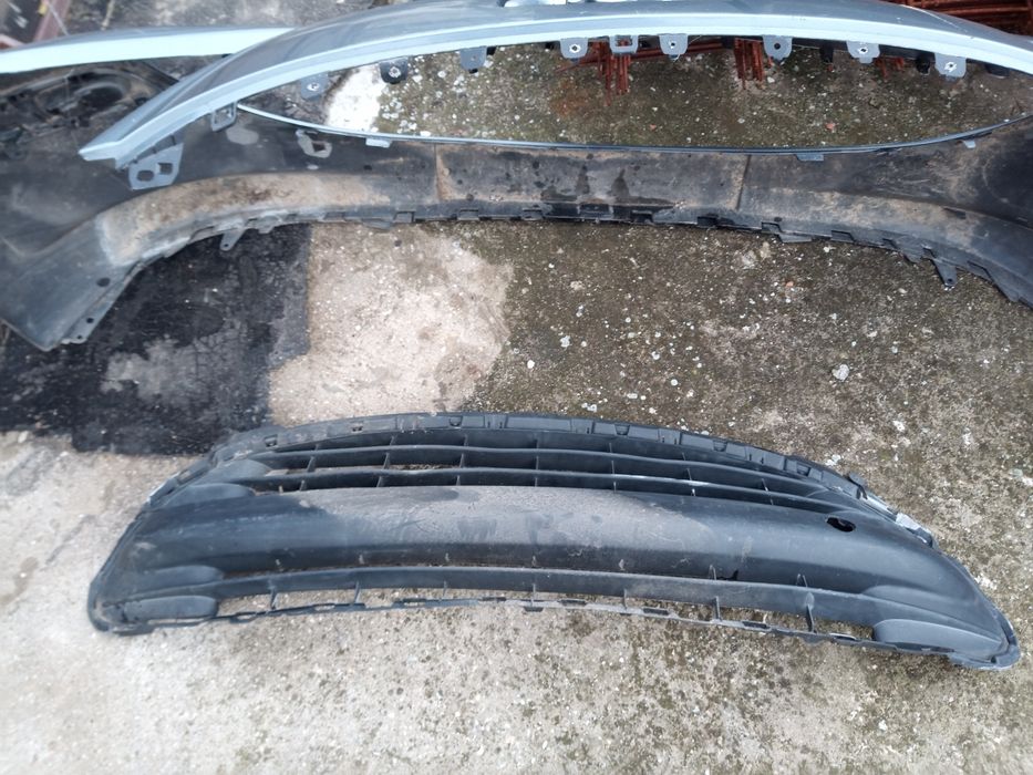 Продавам предна броня за Пежо 207