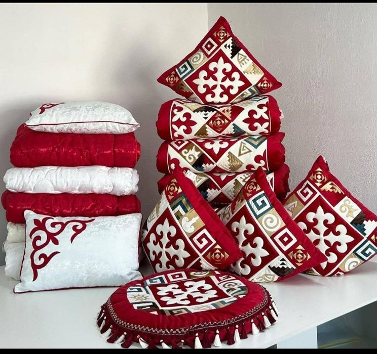 Көрмелер және жастықтар