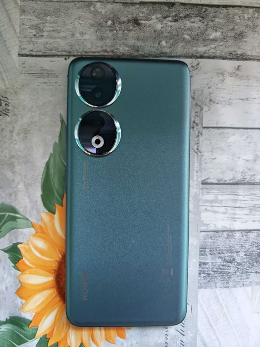 Продавам HONOR 90 !
