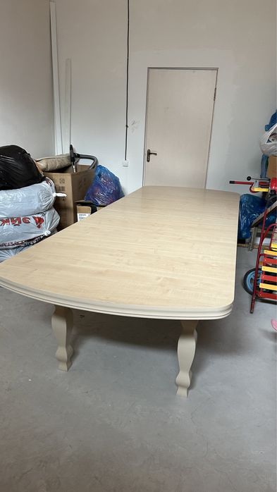 деревянный стол.