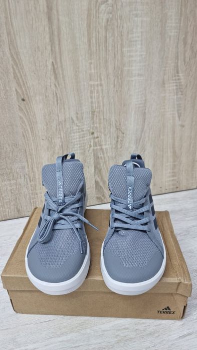 Продаю кроссовки новые