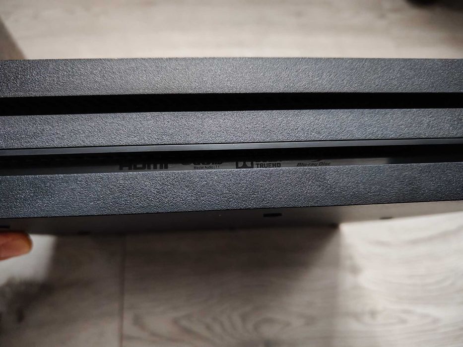 Playstation 4 Pro с 2 оригинални контролера