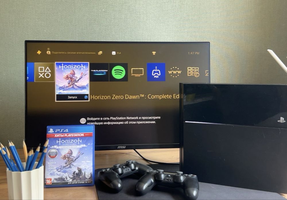 Продаю PS4 с 2 контроллерами
