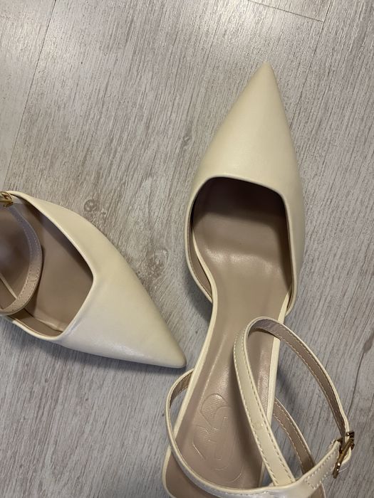 Чисто нови бежови официални обувки токове