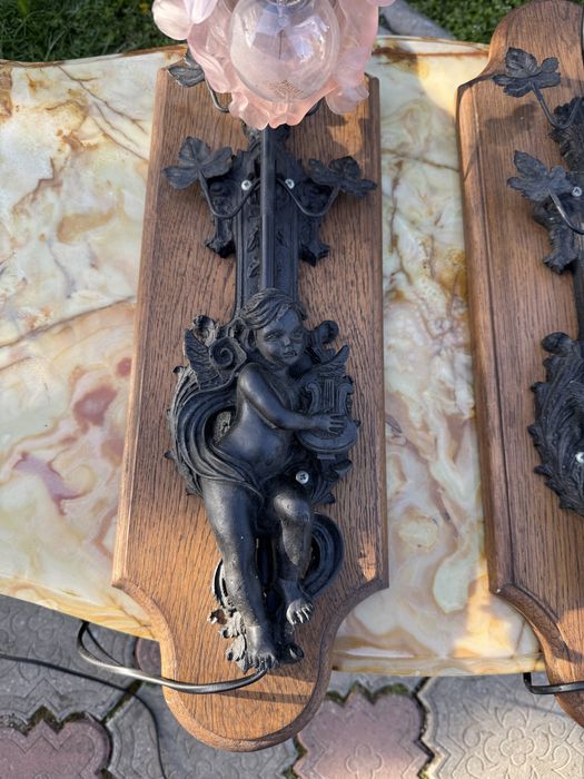 Doua aplice din polirasina pe suport din lemn