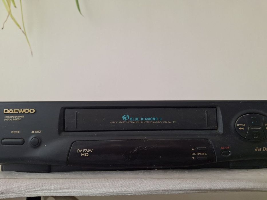 Видеомагнитофон VHS марки Daewoo, модель DV-F24W