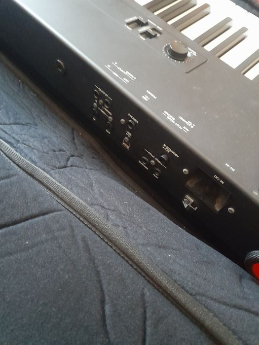 Vând pian yamaha cp 33