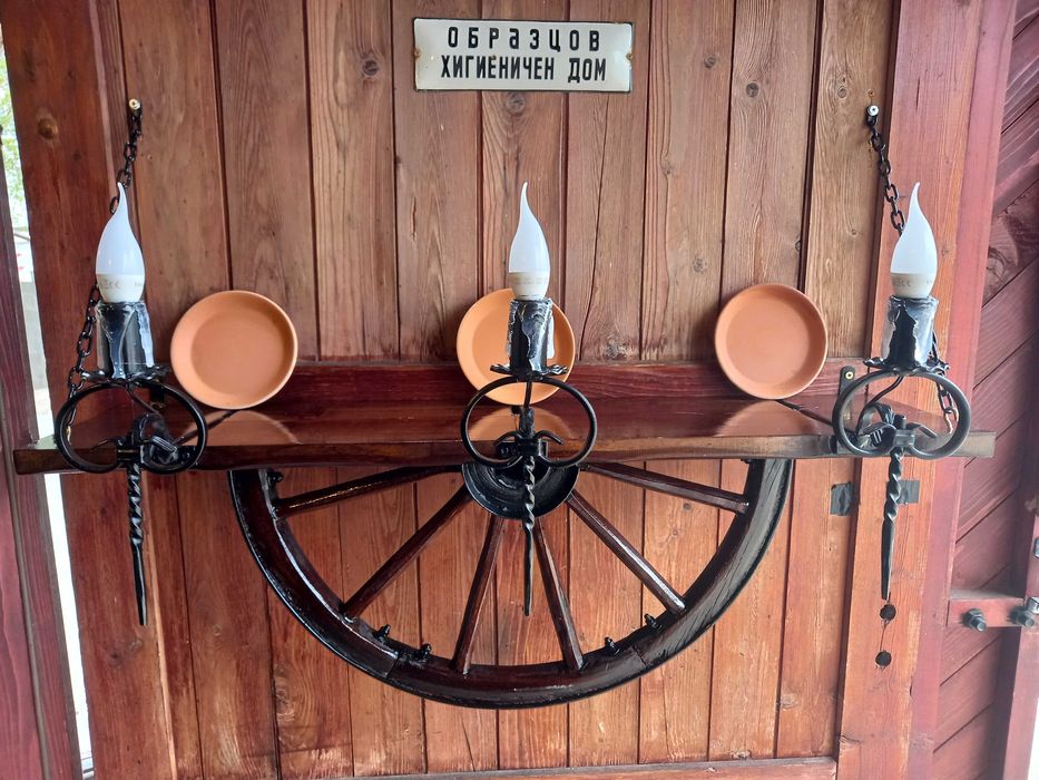 Лампа рафт-етажерка от колело на каруца