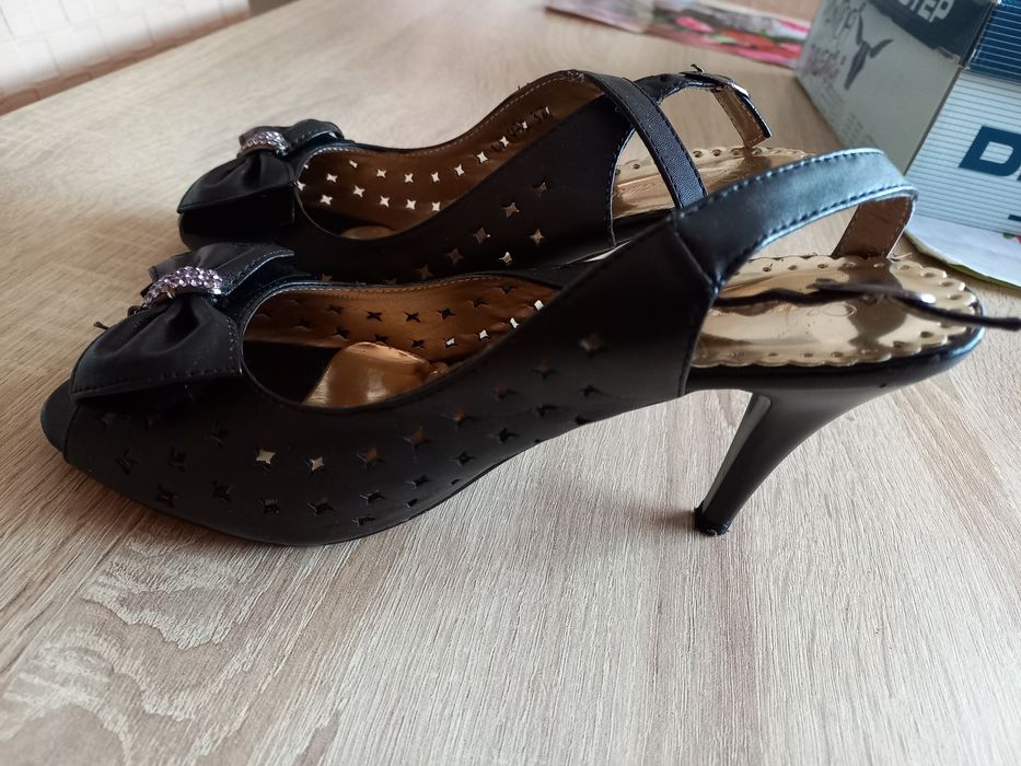 Pantofi cu toc,marimea 37.Pret.30 lei.