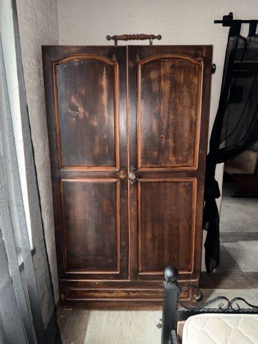 Винтидж гардероб от масивно дърво