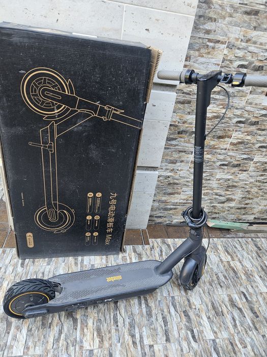 электросамокат Ninebot KickScooter Max G30 черного цвета.