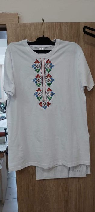 Тениски с бродирана шевица