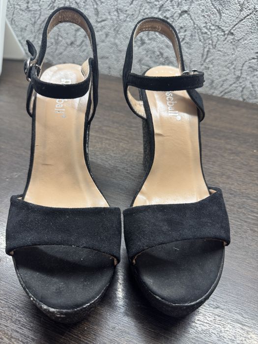 Туфли на танкетке 3000 тг