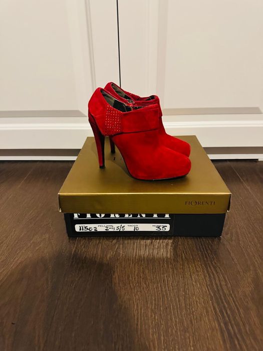 Botine /Ghete numarul 35, cu toc ,rosii , din piele naturala intoarsa