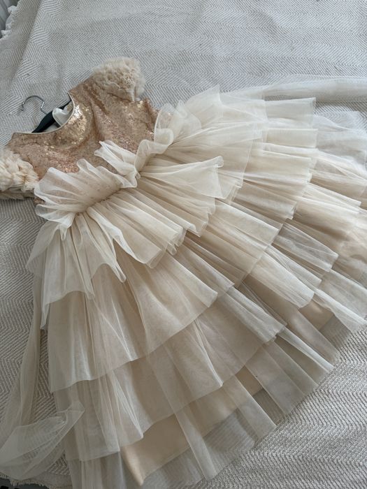 Продам платье на 6-7лет