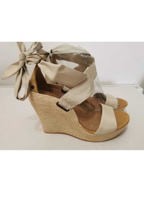 Сандали UGG , Zara, 39 размер с платформа, отлични