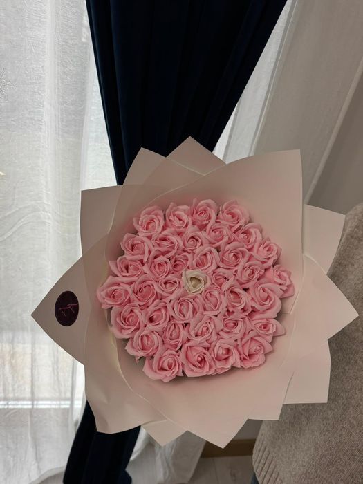 Buchet trandafiri sapun imperiali/stitch initiala personalizat glitter