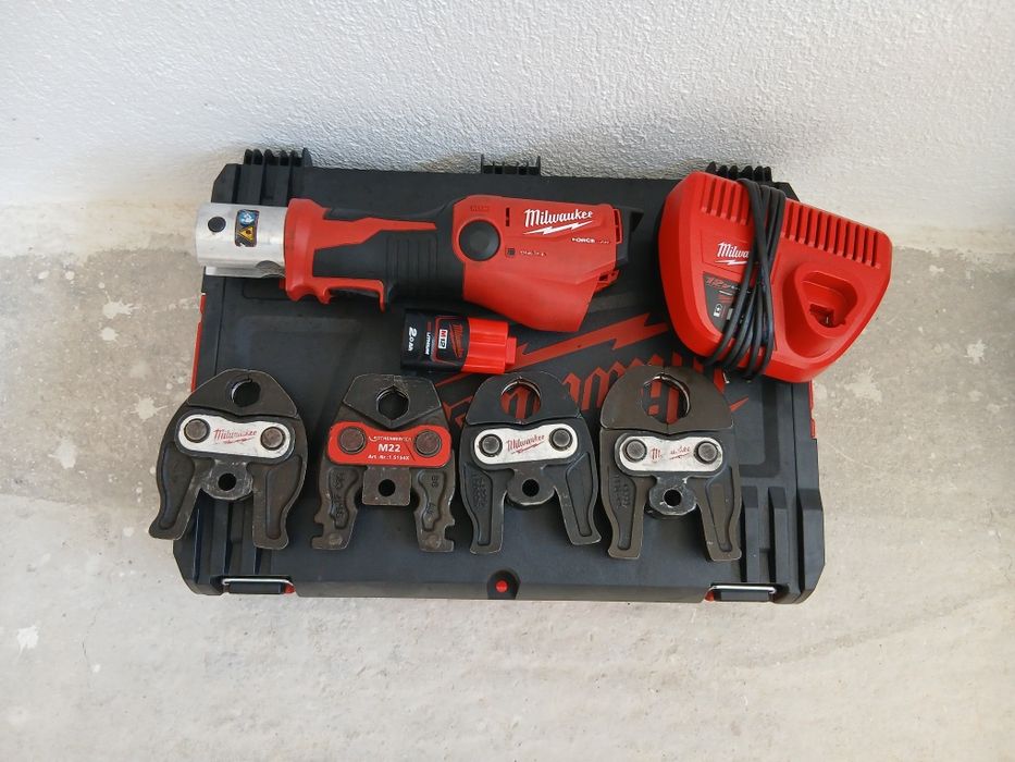 Акумулаторна преса Milwaukee за пресфитинги M12HPT-202C M-SET, 12 V, 2 Ah, 19 kN