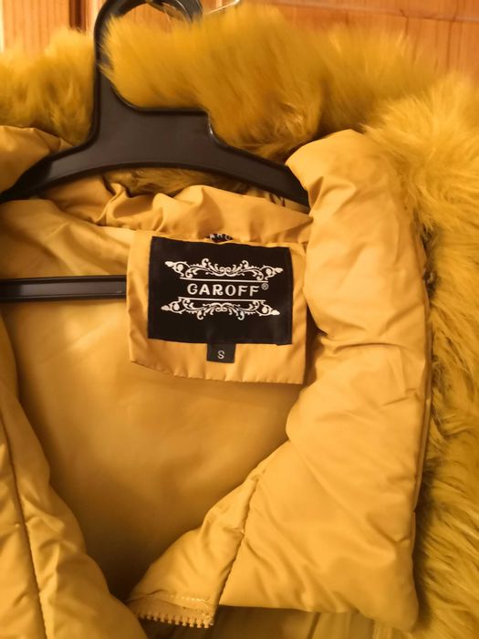 Дамско яке с пухена яка