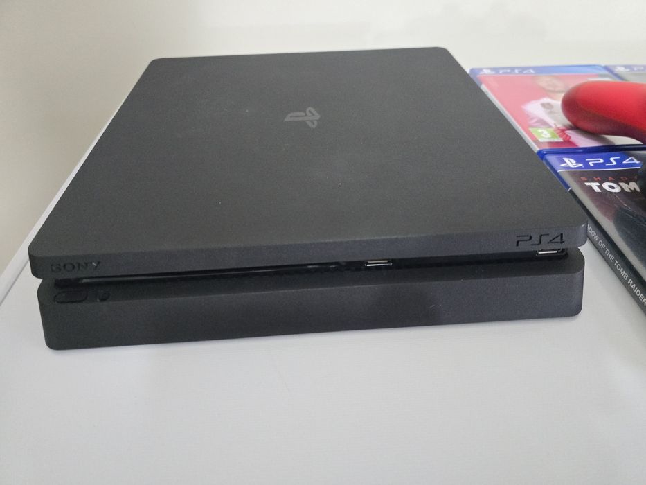 PS4 slim 1TB  CUH-2216B + 2 controllere + 7 jocuri