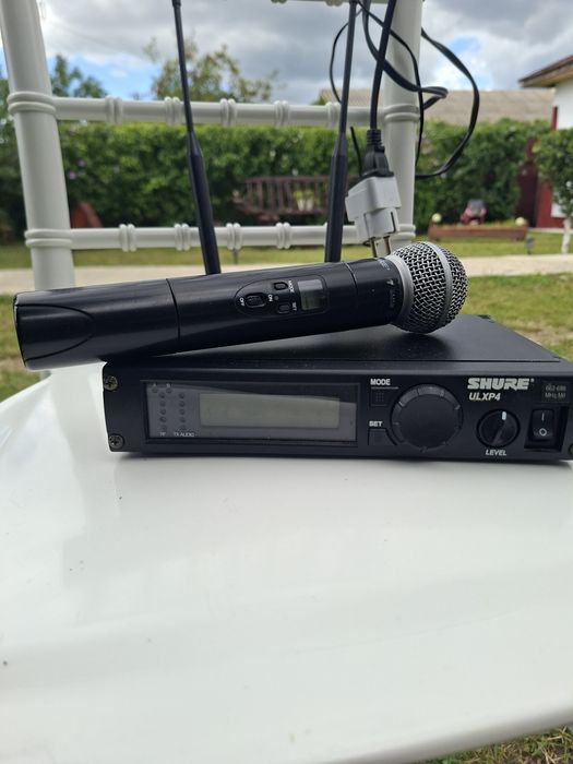Vând microfon Shure ULXP 4.Frecventa  622-698.cu microfon Beta 58.stare bună.