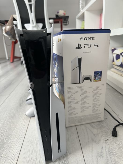 PlayStation 5 + 2 controllere, stare foarte bună, aproape ca nou