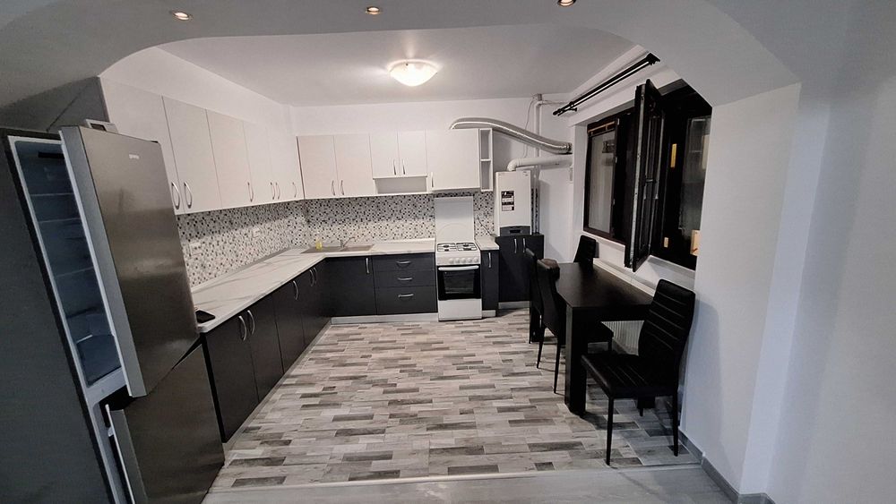 Proprietar, inchiriez  apartament 3 camere in vila