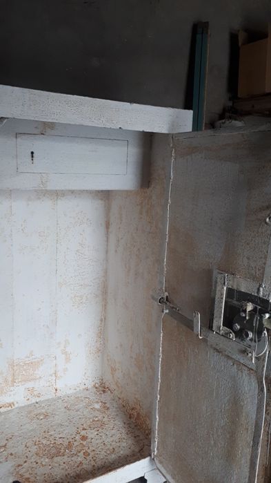 Железный сейф б/у .