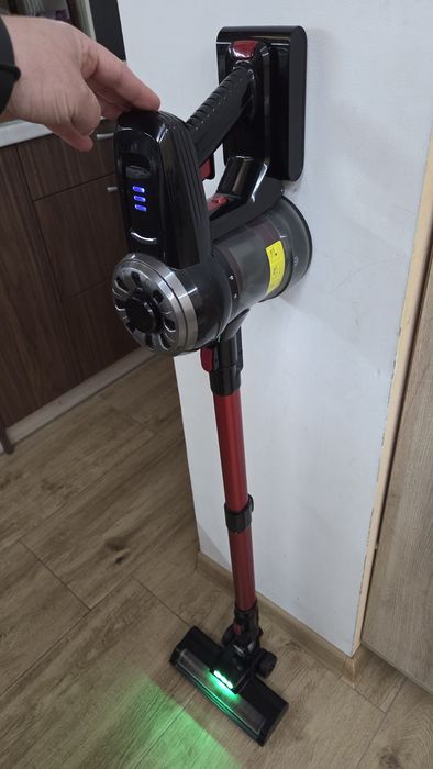 Чисто нова акумулаторна прахосмукачка